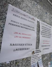 Imagen secundaria 2 - Hogar del jubilado en Romo | Fuerte cordón policial antes de su derribo