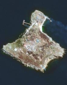 Imagen secundaria 2 - Imagen aérea de la base aérea atacada el 9 de agosto. El buque insignia Moscú y la isla de la Serpiente.