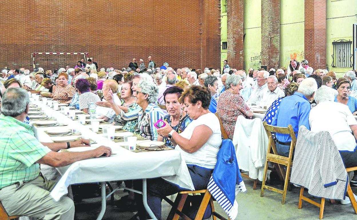 Comida de los jubilados en el patio del instituto. 