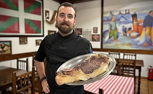 Álvaro Etxarte posa en el Batzoki.