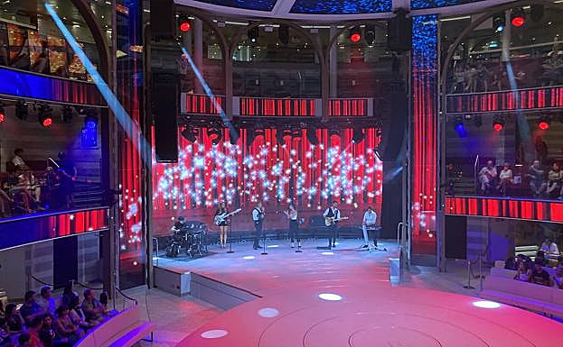 Orquesta actuando en el Coliseo.