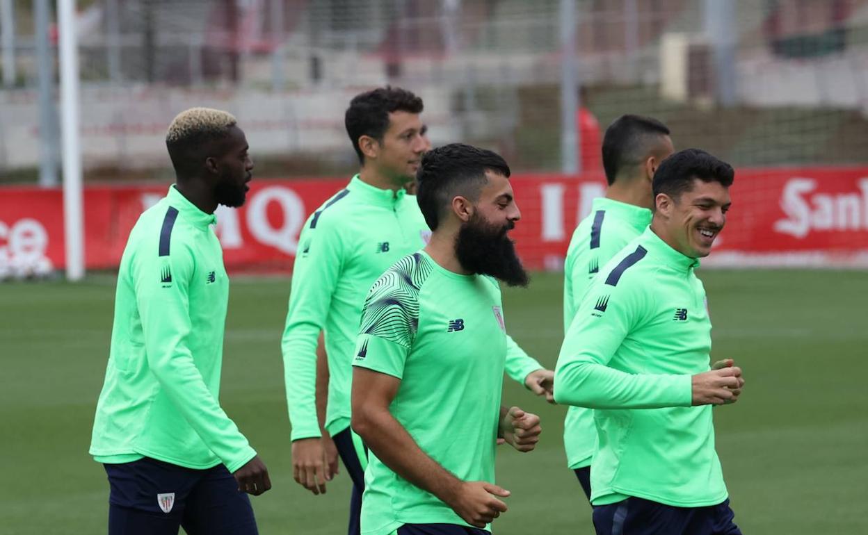 Asier Villalibre, junto a Ander Capa hoy en Lezama. 