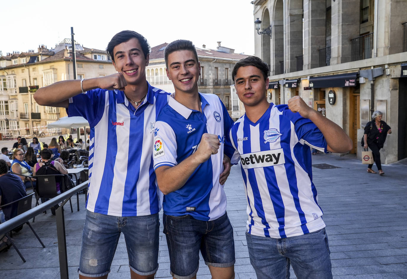 Fotos: Ambientazo en Mendizorroza contra el Mirandés