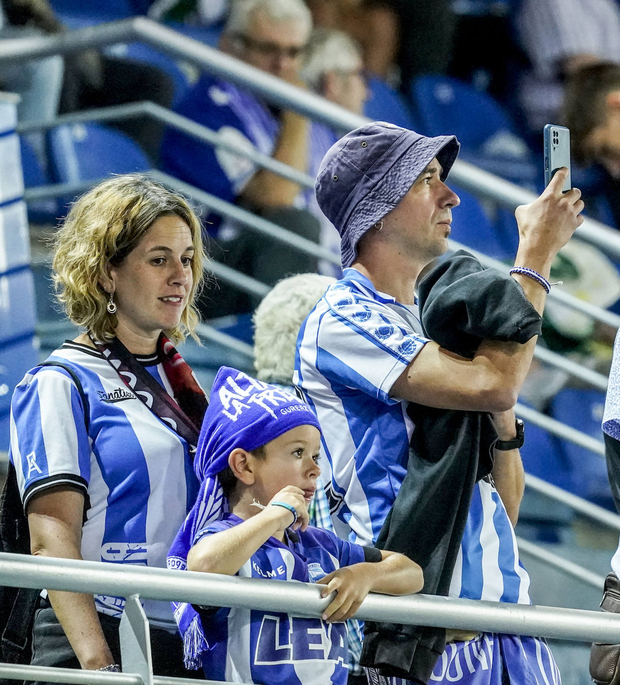 Fotos: Ambientazo en Mendizorroza contra el Mirandés