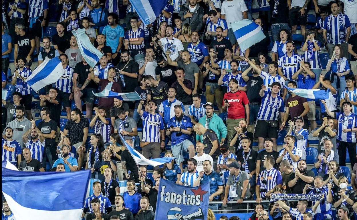 Ambientazo en Vitoria para el estreno del Alavés