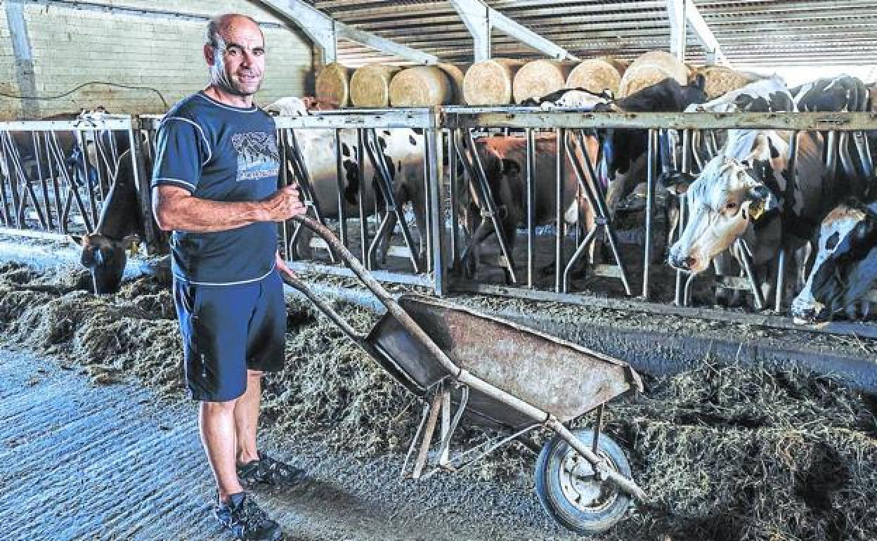 Unai Campo, vicepresidente de UAGA, conoce en conflicto de primera mano, ya que cuenta con una explotación para producir leche.