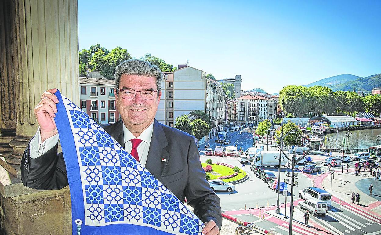 Juan Mari Aburto, ayer en la balconada del Ayuntamiento con la zona de txosnas a su espalda. 
