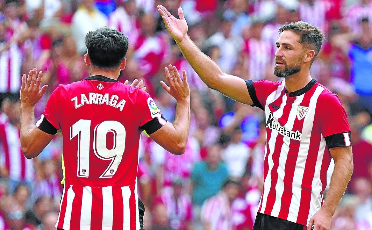 Yeray y Zarraga protestan al árbitro en una acción contra el Mallorca el pasado domingo. 