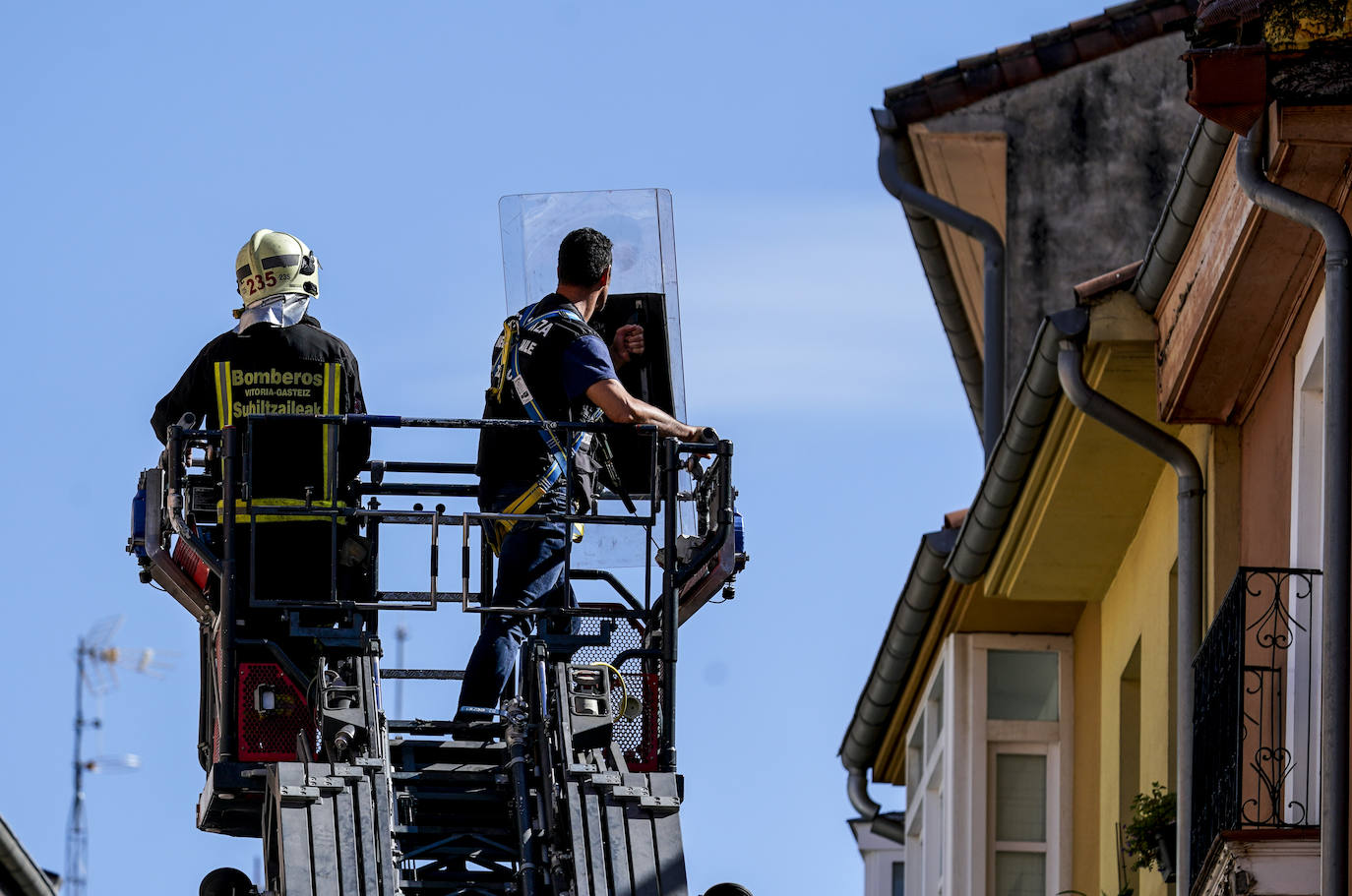 Fotos: Un hombre se atrinchera en un tejado del Casco Viejo de Vitoria