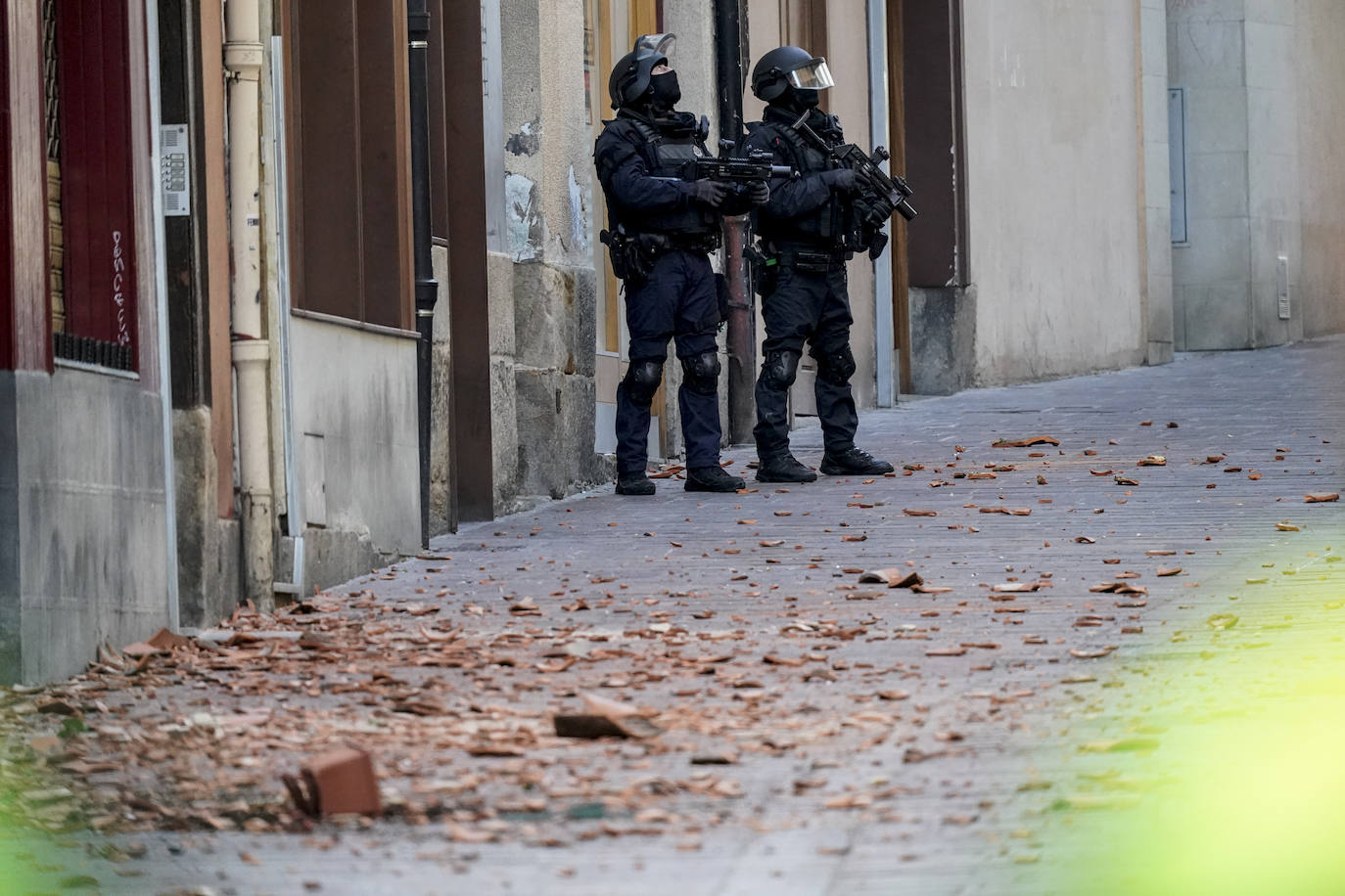 Fotos: Un hombre se atrinchera en un tejado del Casco Viejo de Vitoria