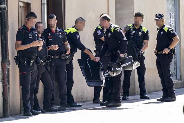 Fotos: Un hombre se atrinchera en un tejado del Casco Viejo de Vitoria