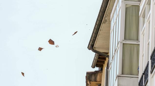 Fotos: Un hombre se atrinchera en un tejado del Casco Viejo de Vitoria