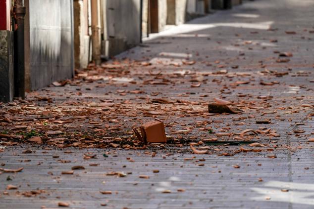 Fotos: Un hombre se atrinchera en un tejado del Casco Viejo de Vitoria