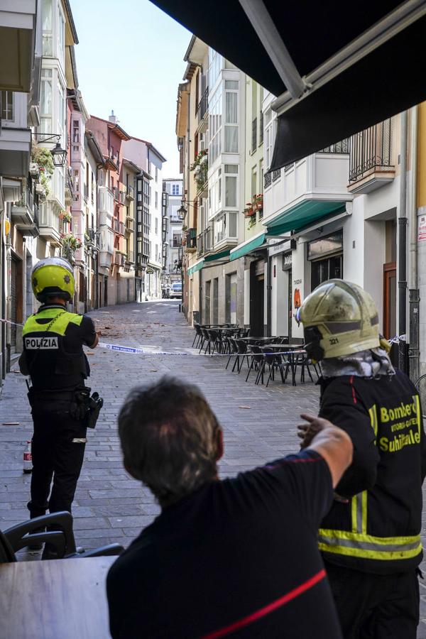 Fotos: Un hombre se atrinchera en un tejado del Casco Viejo de Vitoria