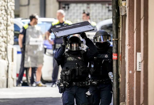 Fotos: Un hombre se atrinchera en un tejado del Casco Viejo de Vitoria