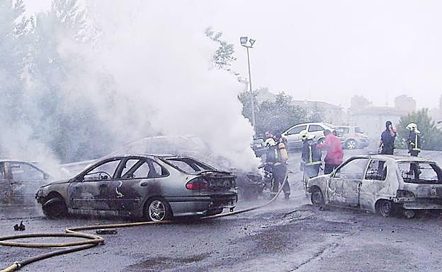 Imagen principal - En la imagen superior, imagen del ataque con bomba lapa que costó la vida al policía Eduardo Puelles. En las otras dos fotografias, aspecto de sendos artefactos de ETA.