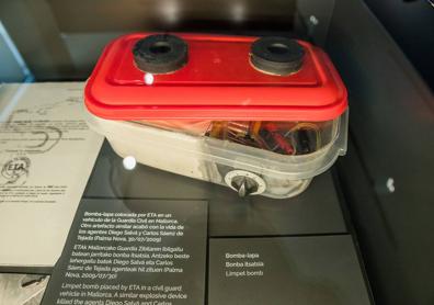 Imagen secundaria 1 - En la imagen superior, imagen del ataque con bomba lapa que costó la vida al policía Eduardo Puelles. En las otras dos fotografias, aspecto de sendos artefactos de ETA.