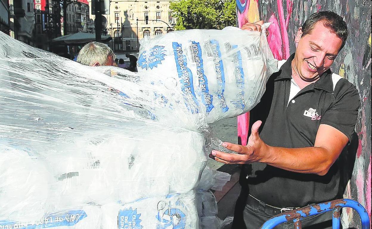 En el tajo. Gutiérrez repartía ayer un gran pedido de hielo en la zona de las txosnas. 