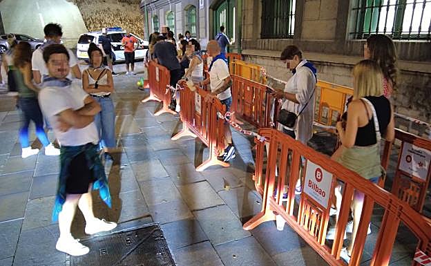 Seis pinchazos y más de cien hurtos de móviles y carteras agitan la primera noche festiva