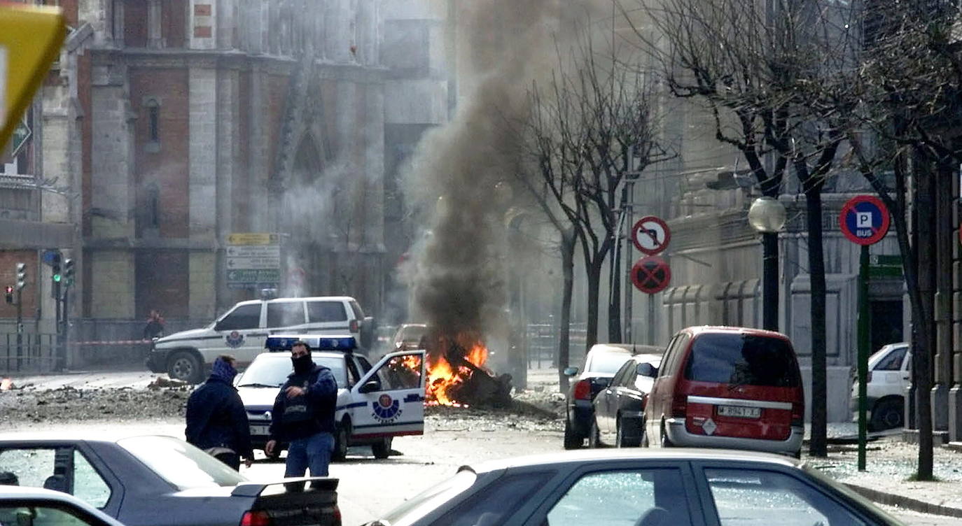 Imagen del archivo de la explosión del coche bomba en el centro de Bilbao en enero de 2002.