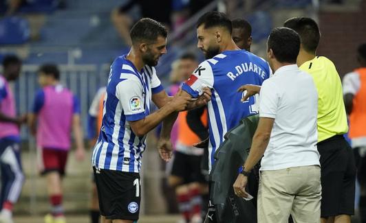 Rioja le pasa el brazalete a Duarte contra el Mirandés. 