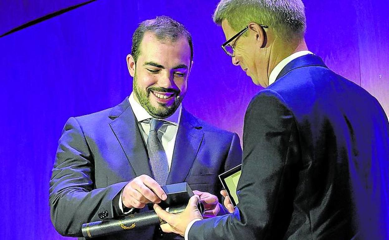 Gorka Ortiz de Zarate recoge el premio en el BEC. 