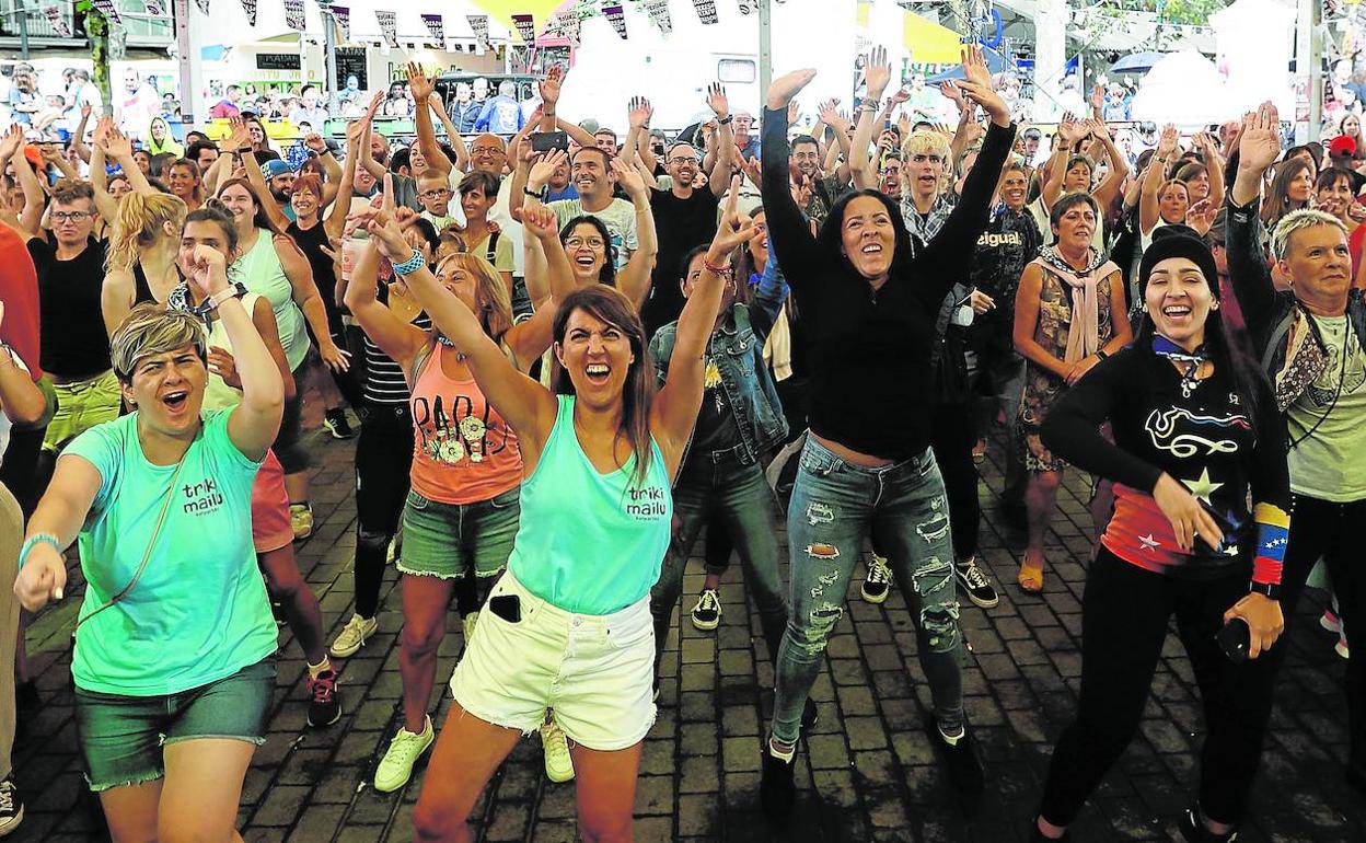 Decenas de personas participaron ayer en el Aerobithon organizado por las comparsas. 