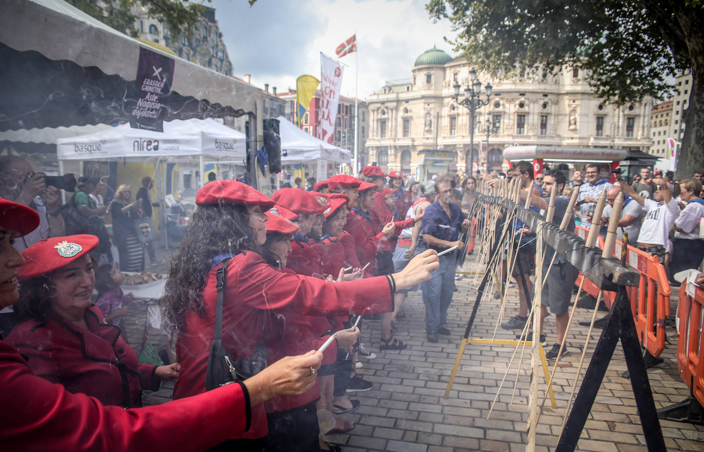 Fotos: Más de 20 txupineras de la Aste Nagusia se reúnen en las fiestas en la tradicional jornada de hermanamiento