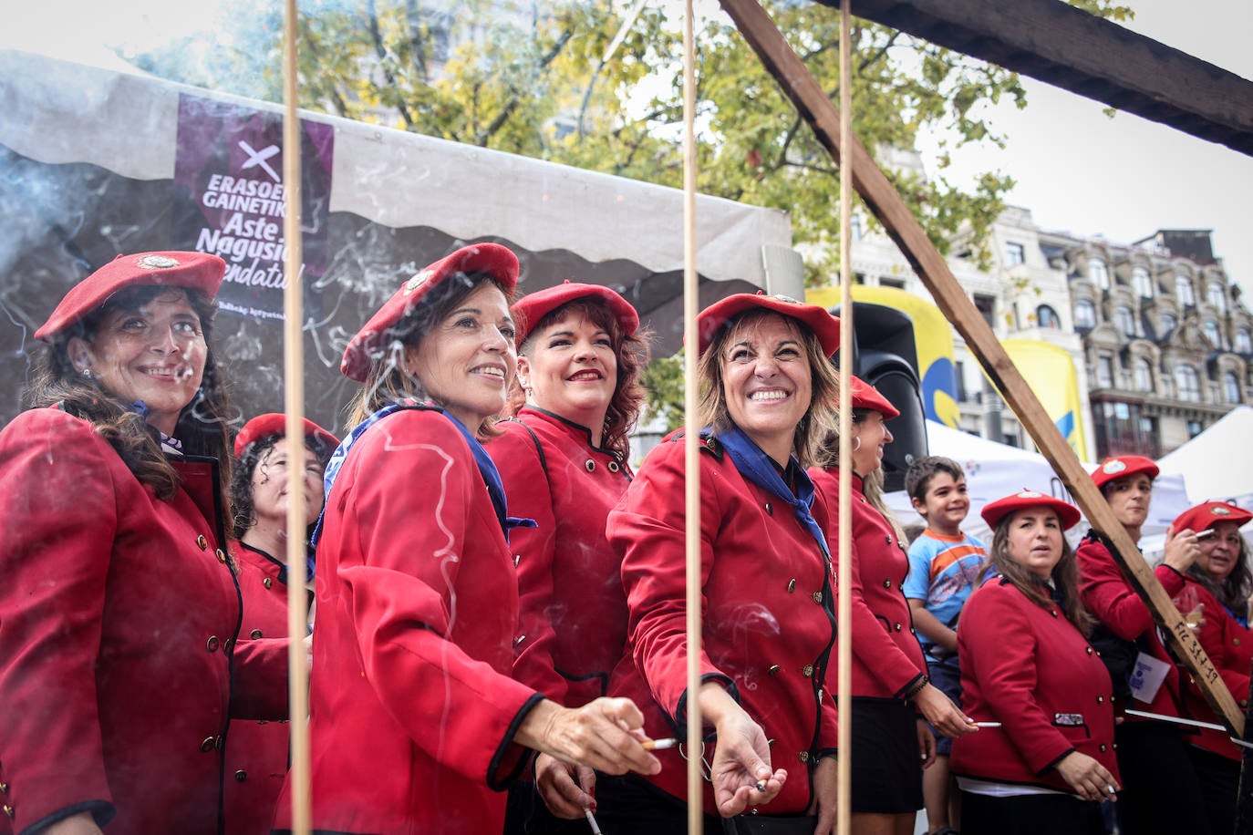 Fotos: Más de 20 txupineras de la Aste Nagusia se reúnen en las fiestas en la tradicional jornada de hermanamiento