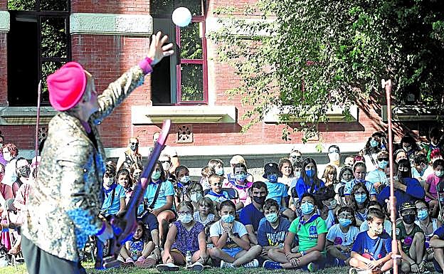 El clown Fuman (Francisco Cruz) consiguió atraer la mirada de todos los niños durante su número en el hospital de Basurto. 