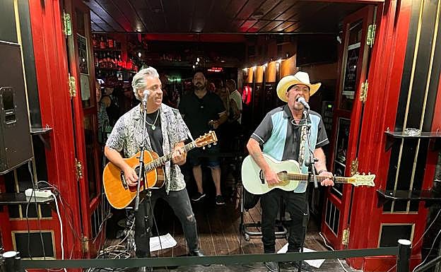 Carlos Segarra, con sombrero, y Miguel Ángel Escorcia, dos de Los Rebeldes en la Carbonería. 