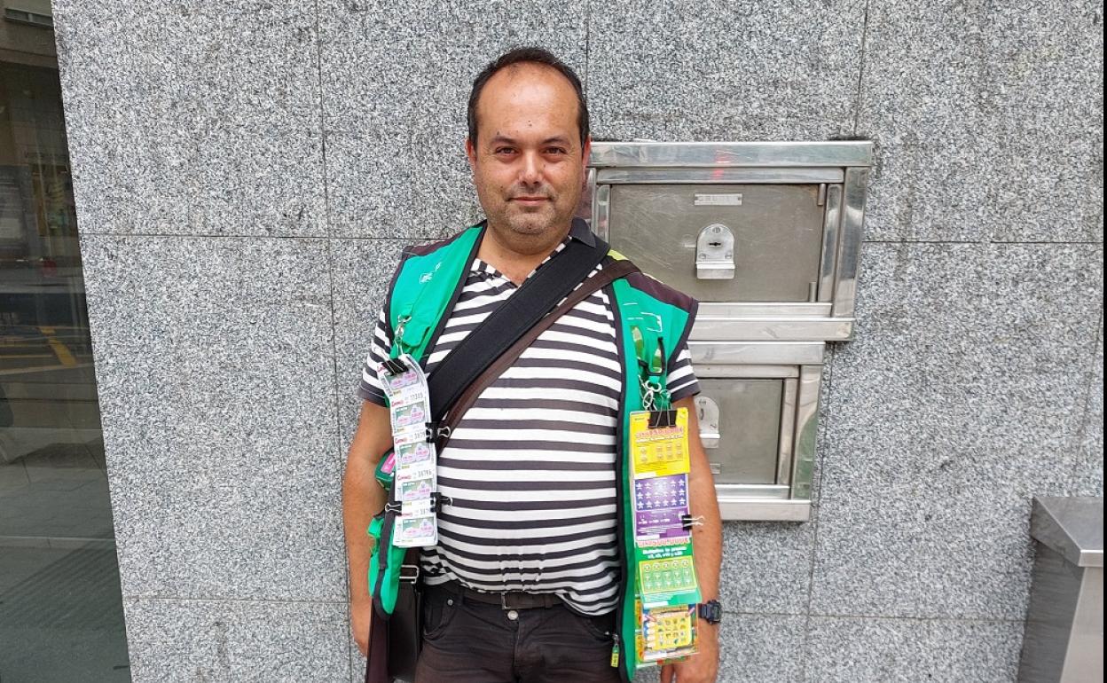 Gregorio, en la esquina donde todos los días reparte cupones en el barrio de Adurza. 