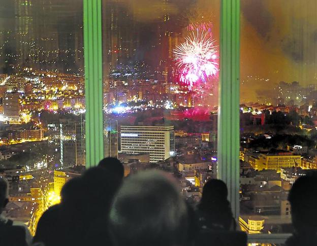 La vista de los fuegos artificiales desde la Torre Iberdrola. 