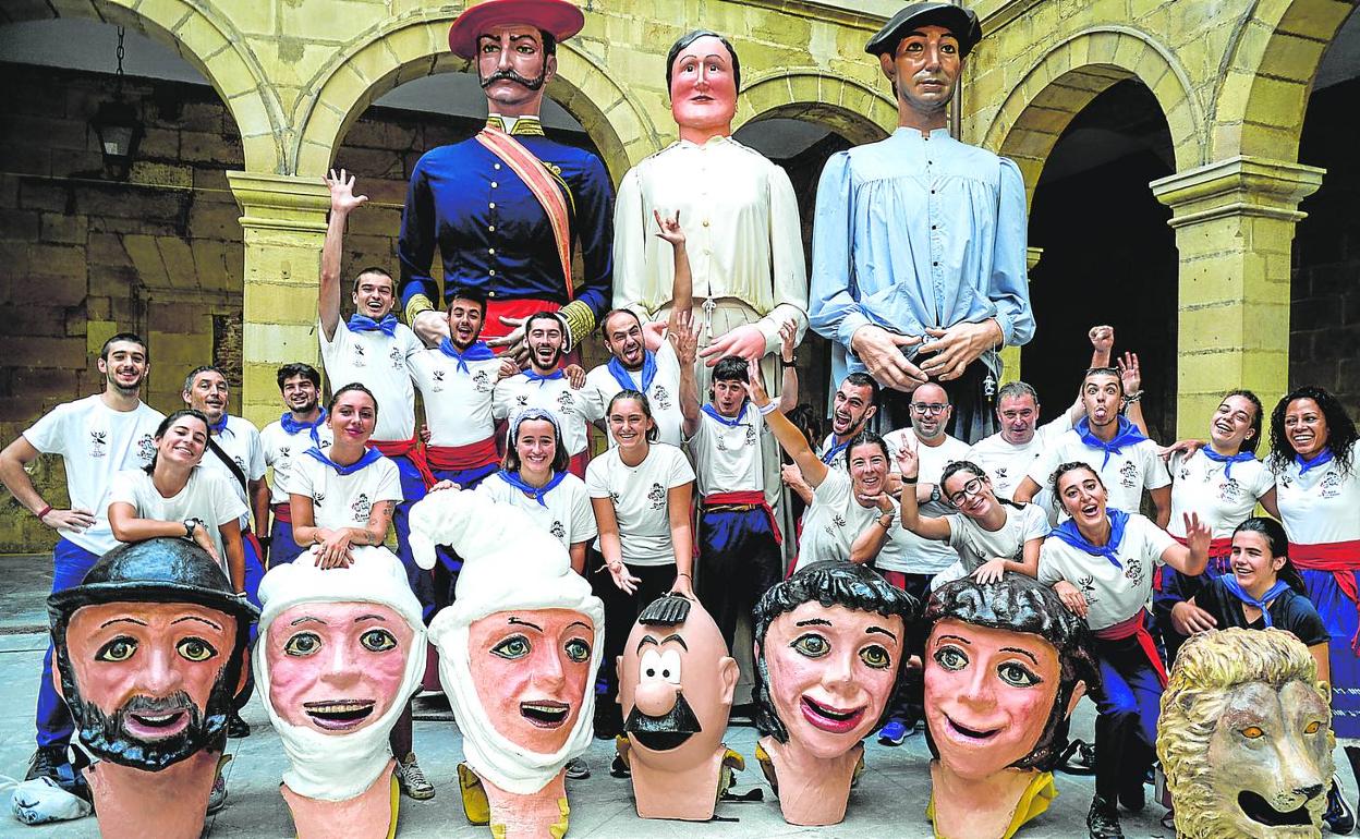 Los responsables de dar vida a los gigantes y cabezudos posan con algunas de las figuras en el Museo Vasco, en el Casco Viejo. 