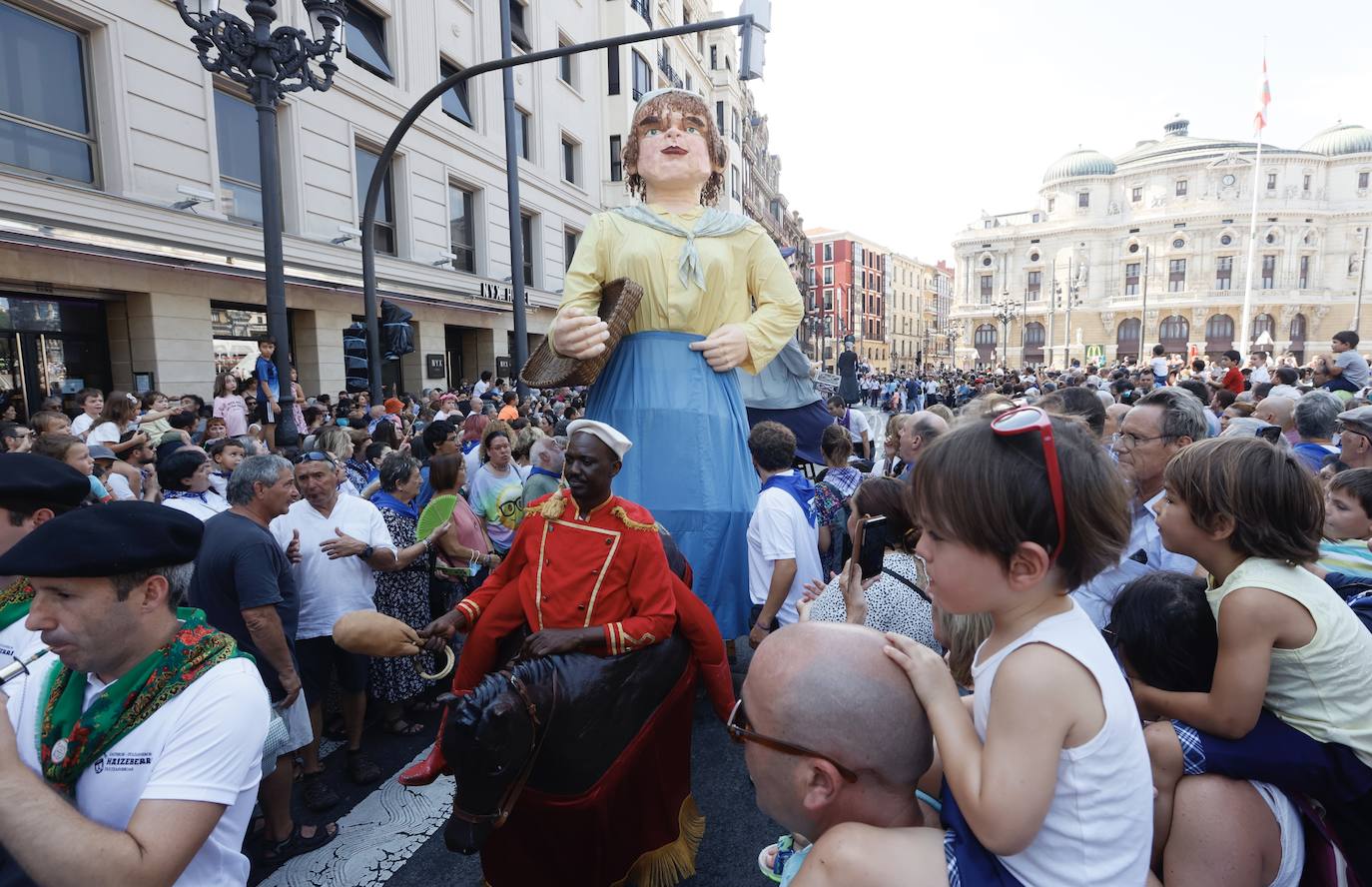Fotos: Baile de todos los gigantes, reunión de caniches... las imágenes del último día de fietas