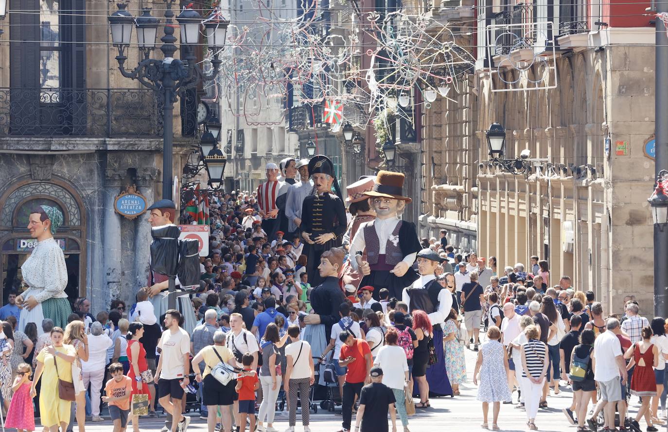 Fotos: Baile de todos los gigantes, reunión de caniches... las imágenes del último día de fietas