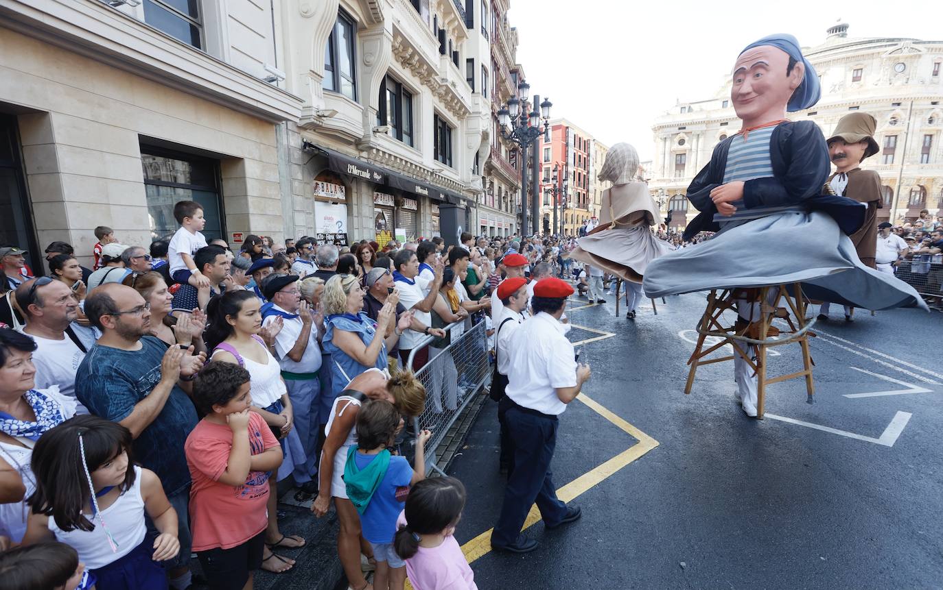 Fotos: Baile de todos los gigantes, reunión de caniches... las imágenes del último día de fietas