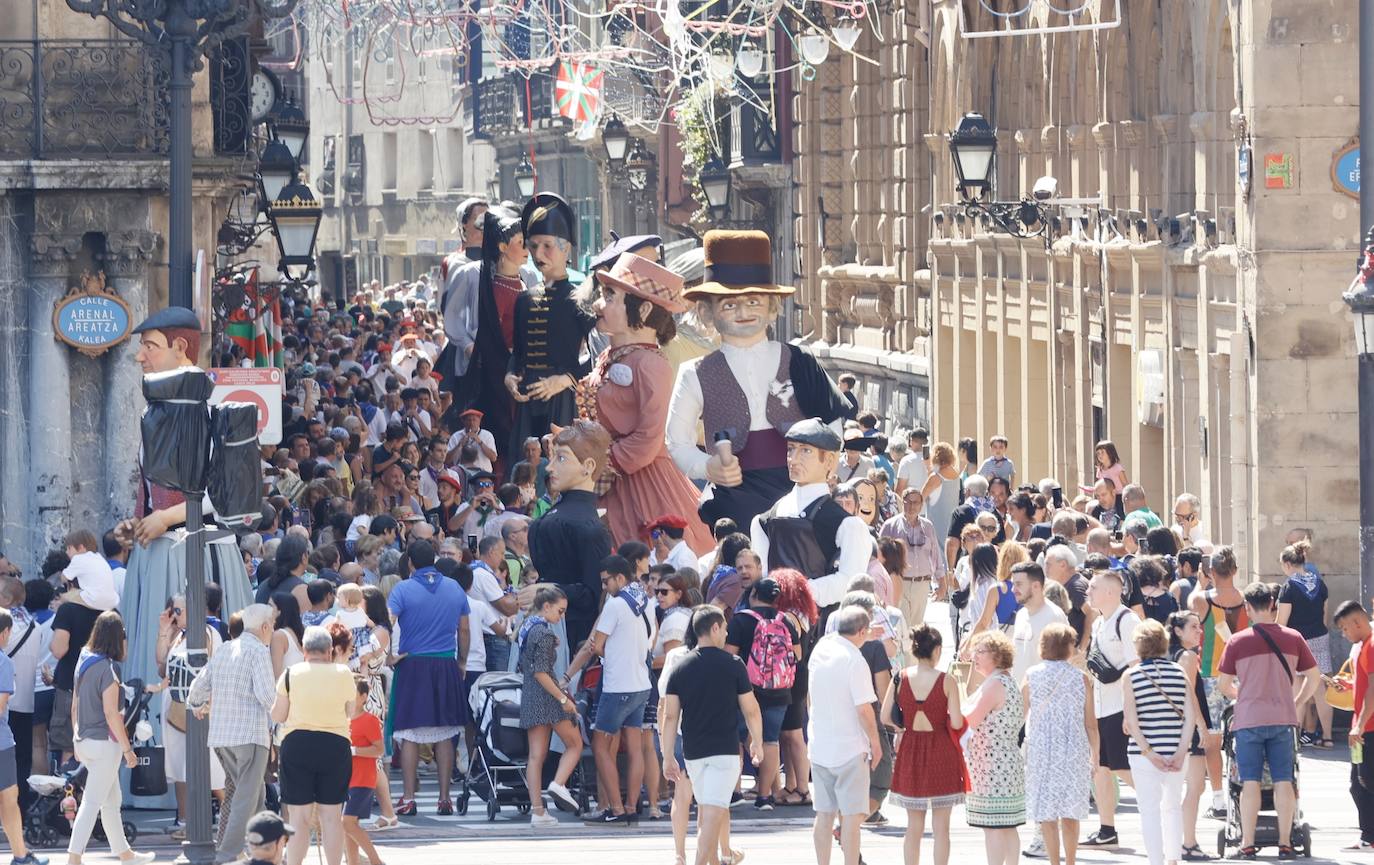 Fotos: Baile de todos los gigantes, reunión de caniches... las imágenes del último día de fietas
