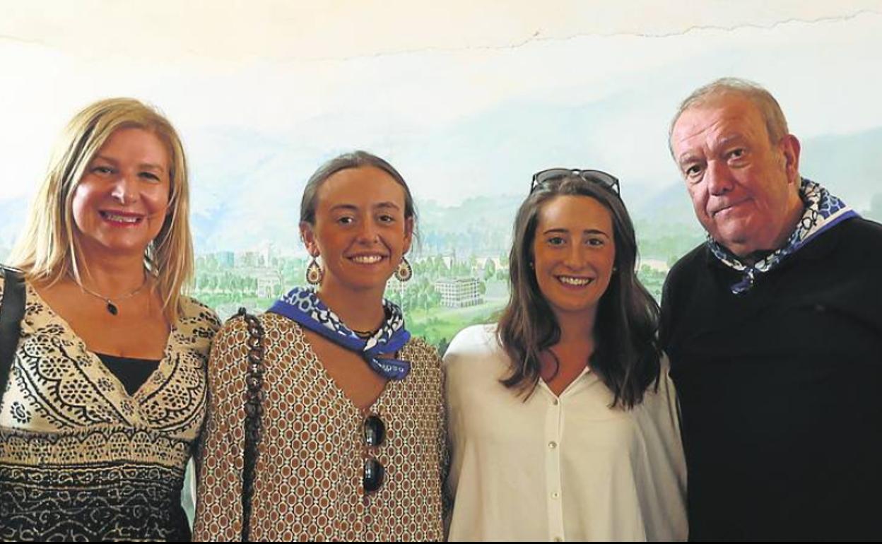 Yolanda Aberasturi, Teresa y Ana Ugalde y Alberto González.