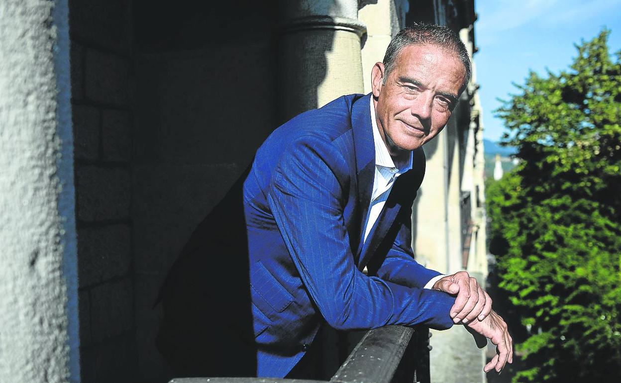 Dorronsoro advierte de que el problema de las pensiones habrá que arreglarlo porque si no «lo harán los hombres de negro». 