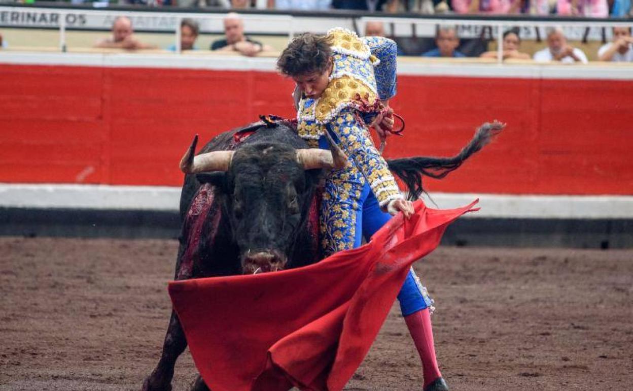 Heroico Rey y tendidos vacíos