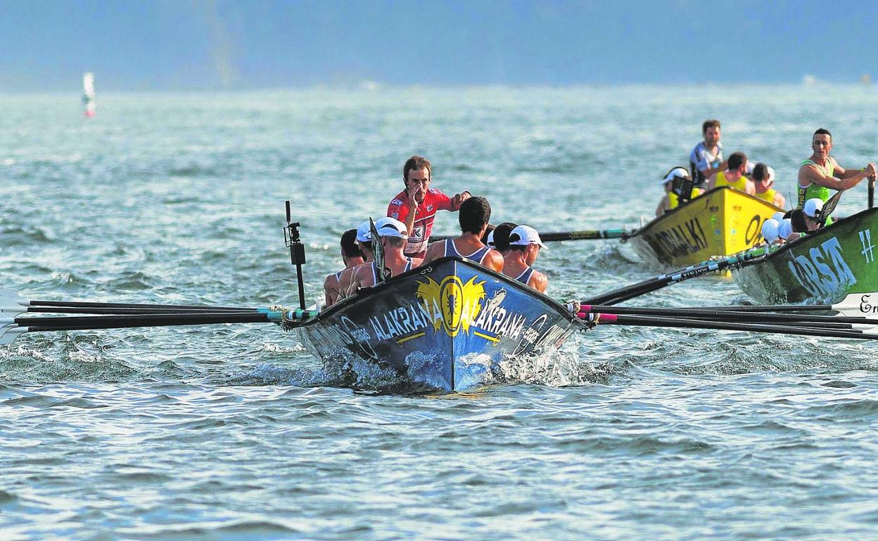 Hondarribia y Orio entraron en meta en fila de a uno a la estela de Urdaibai en aguas de Ares. 