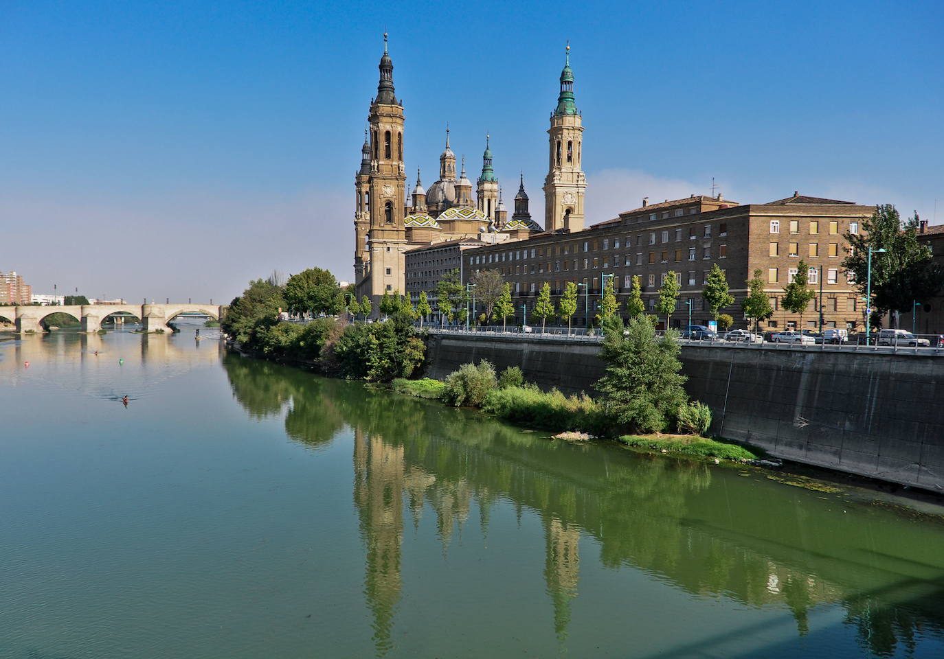 3.- Zaragoza | Si la región de Aragón es la última gran desconocida de España, luego Zaragoza, la gran y festiva capital de la región, es la gran ciudad española que de alguna manera escapó de nuestra atención, la que se escapó. Esta es la quinta ciudad más grande del país y un lugar vibrante y animado que, sin embargo, conserva algo de su carácter provinciano íntimo. Los elementos importantes de un recorrido por Zaragoza pueden incluir el Palacio de la Aljafería del siglo XI, una maravilla morisca, y la imponente Basílica de Nuestra Señora del Pilar, cuya Virgen residente es la patrona de España y de todo el mundo hispano. Hay reminiscencias de Goya, Gargallo y Luis Buñuel (todos creadores aragoneses) en una gran cantidad de museos y monumentos de la ciudad, y la cocina local es fascinantemente idiosincrásica: pruebe el pollo al chilindrón, la borraja con papas y el cordero ternasco local.