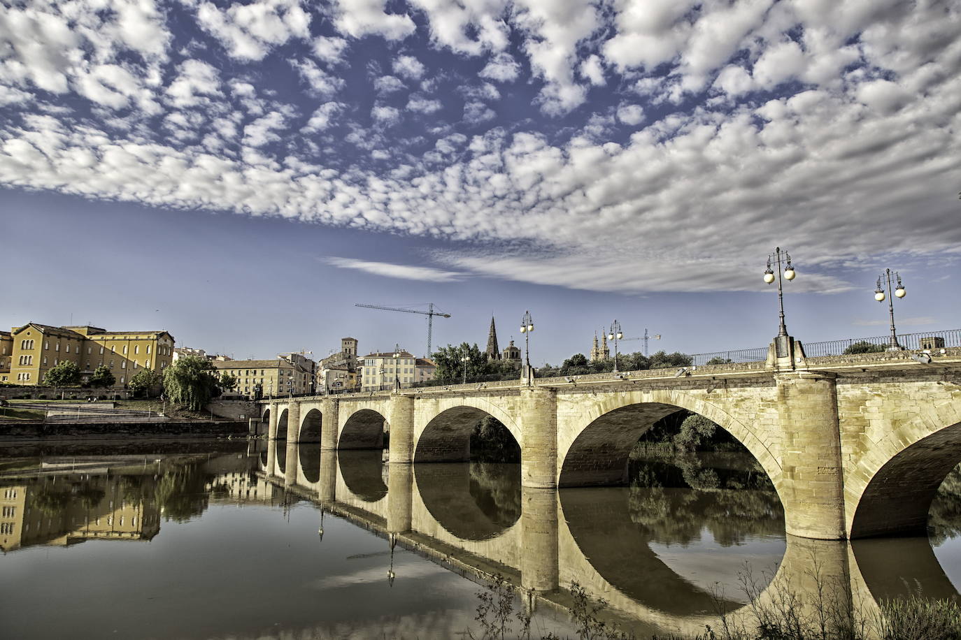 9.- Logroño | Logroño nunca ha estado en la ruta turística excepto en un sentido importante: el Camino de Santiago pasa directamente por Ruavieja, la calle más histórica de la ciudad. La capital de la región de La Rioja -y por defecto la de Rioja, el vino- es una ciudad pequeña y sin estrés donde la vida se orienta generalmente hacia el placer y el ocio. Un puñado de ofertas culturales, en particular el asombroso Museo Wurth, un espacio de arte contemporáneo improbablemente ubicado en un polígono industrial en las afueras, se puede concluir en una mañana, dejando tiempo para una investigación exhaustiva de las dos cosas que Logroño hace mejor: a saber , comiendo y bebiendo. 13:00 es la hora cero en la calle Laurel, el plexo solar de la fabulosa movida pinchera de la ciudad. Cada uno de sus bares -60 de ellos en el último conteo- tiene su propia especialidad: prueba los champiñones rellenos enBar Angel , o las verduras tipo tempura de Taberna de Correos. Para beber con eso? Tiene que ser Rioja. 