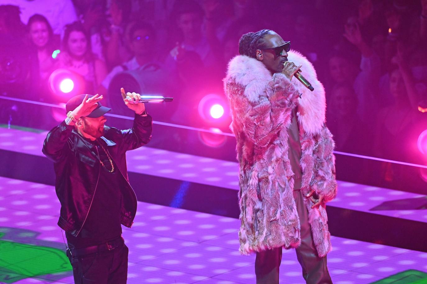 Eminem y Snoop Dogg interpretan "From the D 2 the LBC" en el escenario.