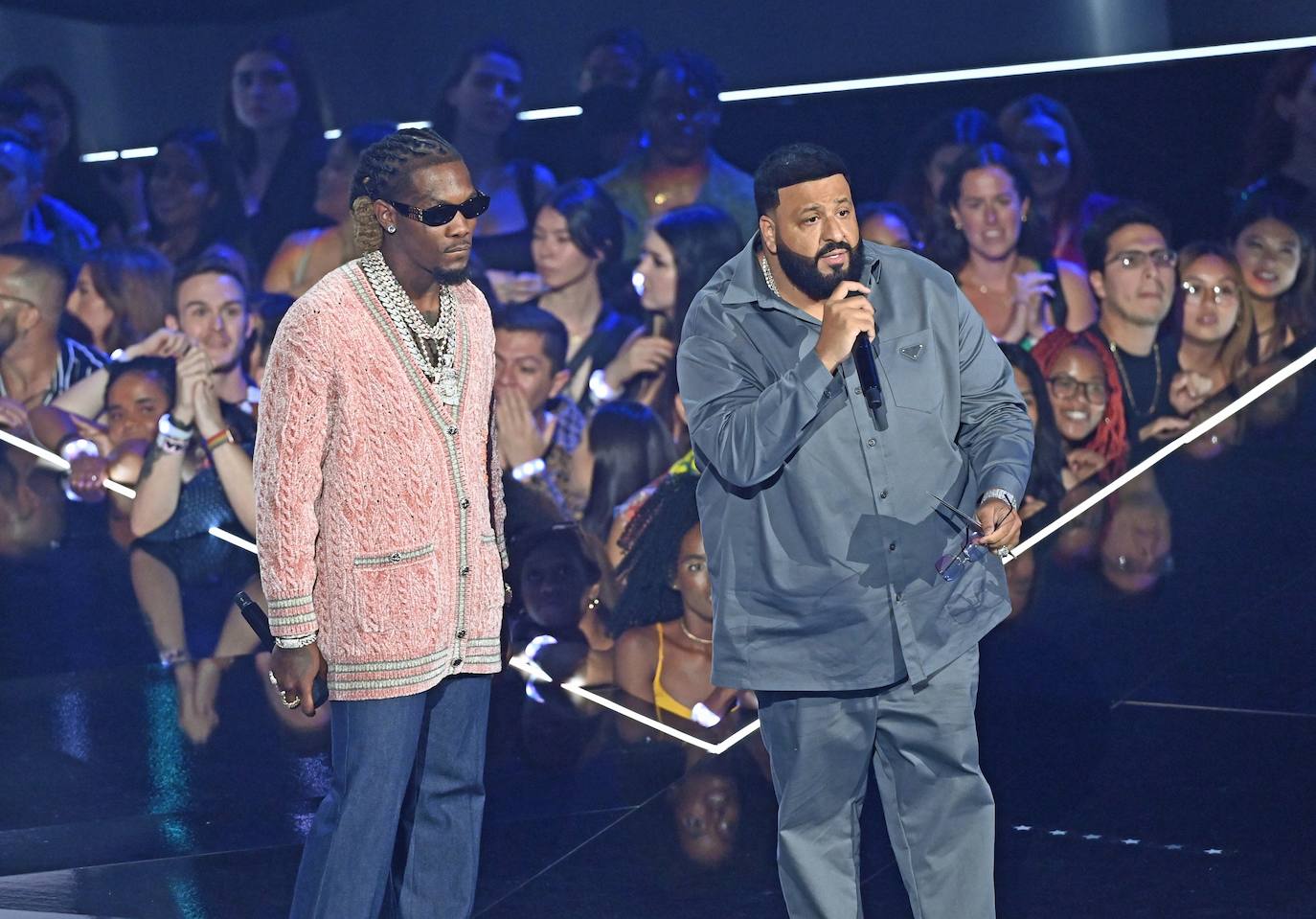 Los raperos estadounidenses Offset y DJ Khaled presentan el premio a la mejor colaboración en el escenario durante los MTV Video Music Awards 2022 