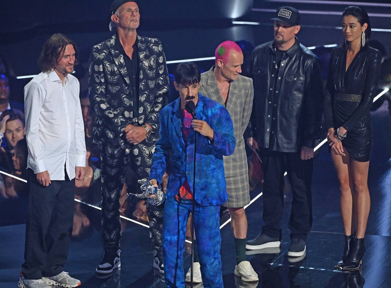 Anthony Kiedis con John Frusciante, Chad Smith y Flea de Red Hot Chili Peppers reciben el premio al mejor rock por 'Black Summer' en el escenario de los MTV Video Music Awards 2022 