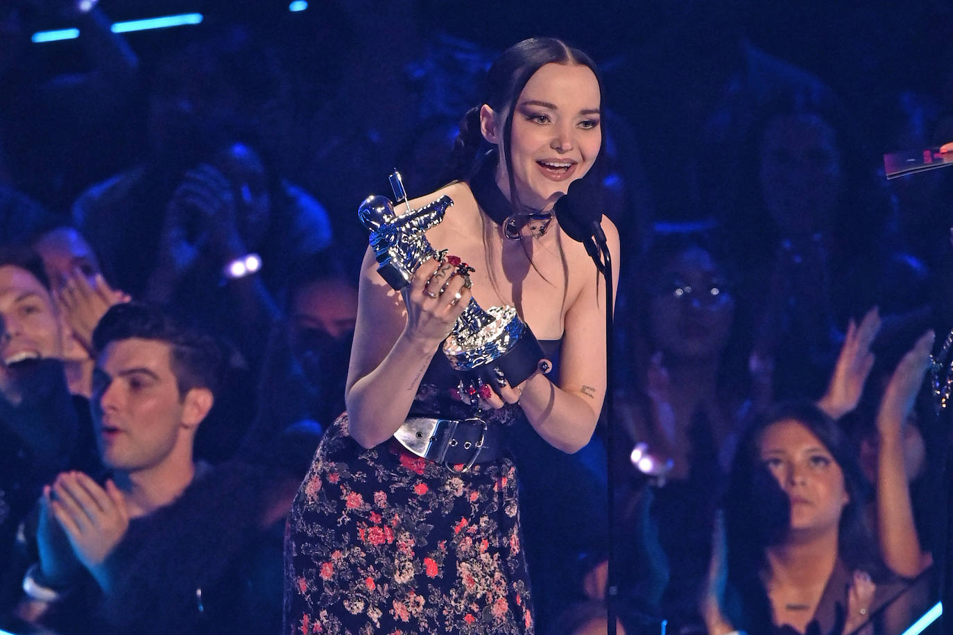 Dove Cameron recdibe el premio al mejor artista nuevo en el escenario de los MTV Video Music Awards 2022.