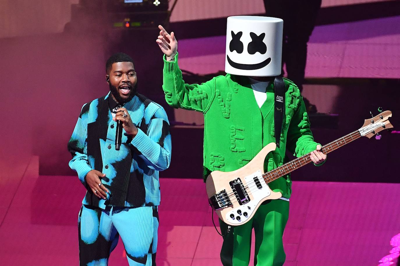El cantante y compositor estadounidense Khalid (Izq) y el DJ estadounidense Marshmello se presentan en el escenario durante los MTV Video Music Awards