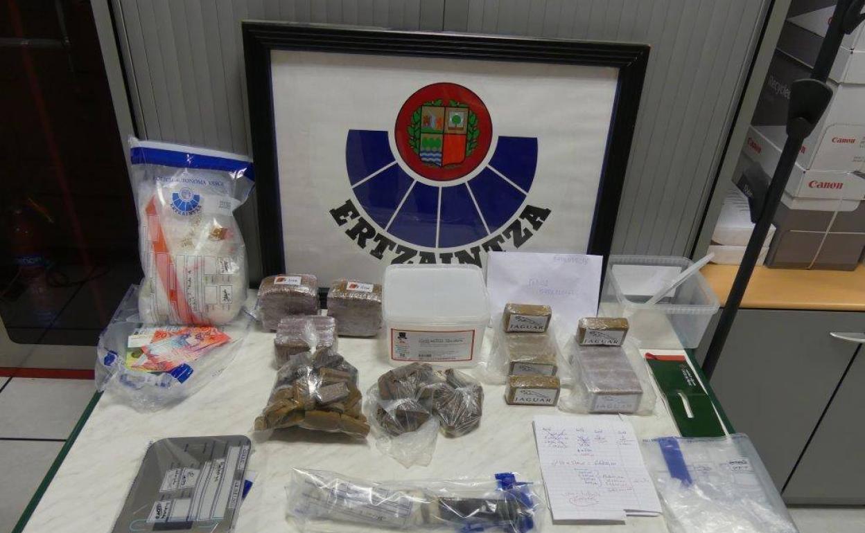 Droga y útiles incautados al detenido. 